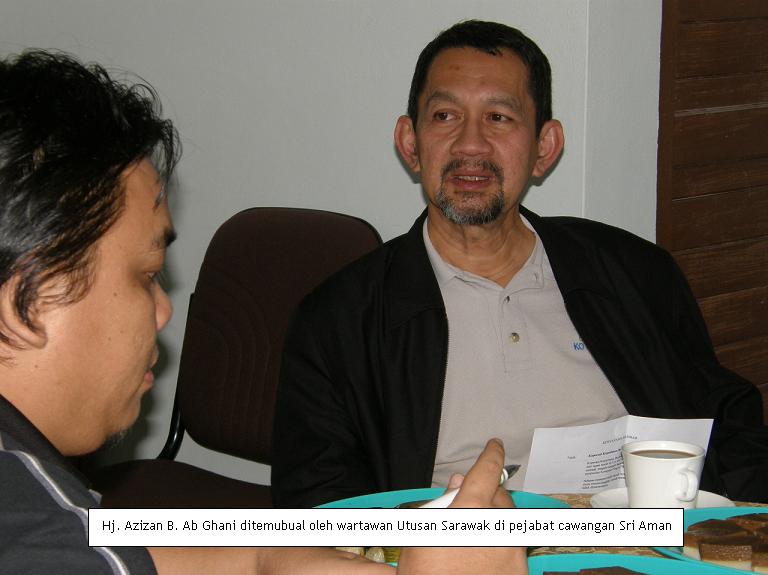 Hj. Azizan B. Ab Ghani ditemubual wartawan Utusan Sarawak di pejabat cawangan Sri Aman